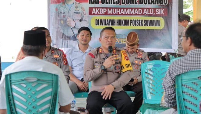 Kapolres Bone Bolango AKBP Muhammad Alli didampingi para Pejabat Utama Polres saat menggelar kegiatan Jumat Curhat di Wisata Bundu Alale bersama masyarakat Desa Alale, Kecamatan Suwawa Tengah, Jumat (19/1/2024). (Foto Noldi/Humas Polres Bone Bolango)
