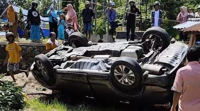 Sebuah mobil Honda CRV mengalami kecelakaan di jalan Dusun Olibua Barat, Desa Tolongio, Kecamatan Anggrek, Kabupaten Gorontalo Utara, Selasa (9/1/2024).(Istimewa)