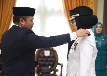 Penjagub Gorontalo Ismail Pakaya saat melantik Bupati Bone Bolango definitif Merlan S Uloli, Senin (15/1/2024).