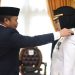 Penjagub Gorontalo Ismail Pakaya saat melantik Bupati Bone Bolango definitif Merlan S Uloli, Senin (15/1/2024).