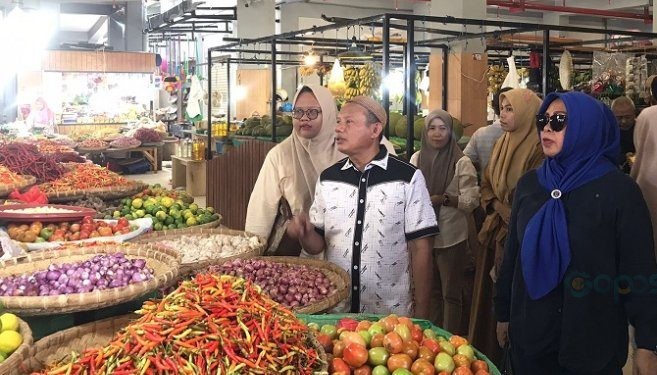 Beberapa Anggota DPRD Kota Gorontalo saat meninjau langsung kondisi Pasar Sentral dalam rangkaian reses, Selasa (30/1/2024).(F. Rama/gopos)