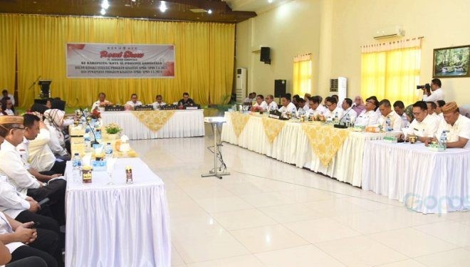 Pemprov Gorontalo Ismail Pakaya saat memimpin rapat evaluasi program kegiatan tahun 2023 sekaligus pemaparan program tahun 2024 yang digelar di Kabupaten Pohuwato, Rabu (10/1/2024). (F. Humasprov)