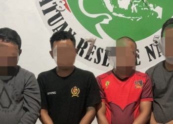 Empat terduga pelaku yang kedapatan membawa narkoba jenis sabu saat diamankan di Polres Pohuwato.