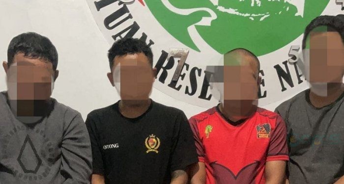 Empat terduga pelaku yang kedapatan membawa narkoba jenis sabu saat diamankan di Polres Pohuwato.