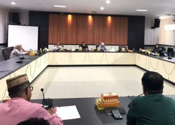 Banperda DPRD Kota Gorontalo tengah membahas lima Ranperda hasil usul inisiatif eksekutif, yakni Pemerintah Kota Gorontalo, Senin (22/1/2024).(F. Rama/gopos)