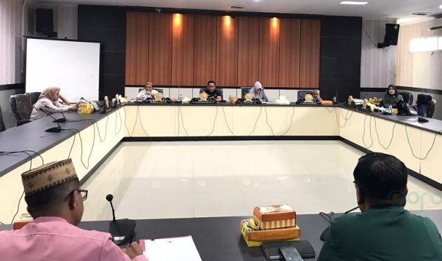 Banperda DPRD Kota Gorontalo tengah membahas lima Ranperda hasil usul inisiatif eksekutif, yakni Pemerintah Kota Gorontalo, Senin (22/1/2024).(F. Rama/gopos)