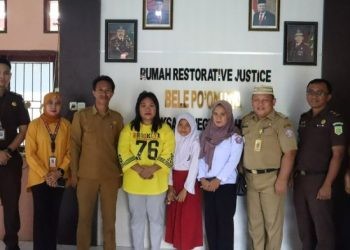 Suasana damai usai penyelesaian perkara penganiayaan melalui restorative justice di Kejari Pohuwato, Senin (22/1/2024).(F.Yusuf/gopos)