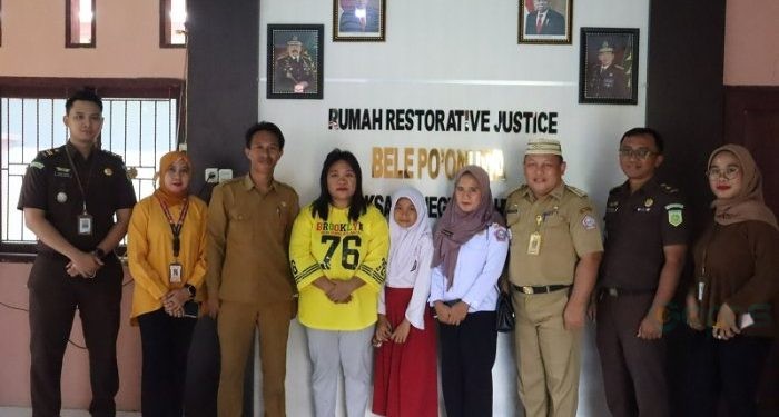 Suasana damai usai penyelesaian perkara penganiayaan melalui restorative justice di Kejari Pohuwato, Senin (22/1/2024).(F.Yusuf/gopos)