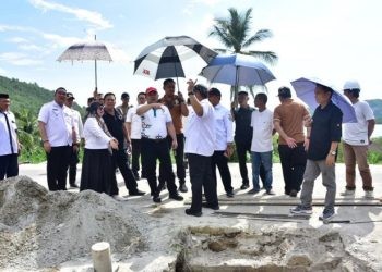 Penjagub Gorontalo Ismail Pakaya didampingi Penjabat Bupati Boalemo dan Kepala Dinas PUPR-PKP Provinsi Gorontalo saat meninjau pengerjaan jalan Bubaa-Limbatihu Kecamatan Paguyaman Pantai Boalemo, Rabu, (3/1/2024).(F. Humasprov)