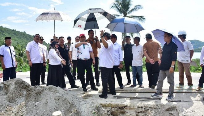 Penjagub Gorontalo Ismail Pakaya didampingi Penjabat Bupati Boalemo dan Kepala Dinas PUPR-PKP Provinsi Gorontalo saat meninjau pengerjaan jalan Bubaa-Limbatihu Kecamatan Paguyaman Pantai Boalemo, Rabu, (3/1/2024).(F. Humasprov)