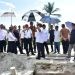 Penjagub Gorontalo Ismail Pakaya didampingi Penjabat Bupati Boalemo dan Kepala Dinas PUPR-PKP Provinsi Gorontalo saat meninjau pengerjaan jalan Bubaa-Limbatihu Kecamatan Paguyaman Pantai Boalemo, Rabu, (3/1/2024).(F. Humasprov)