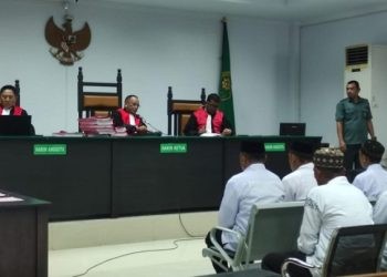 Arjun Jakatara dan 34 terdakwa saat mengikuti sidang perdana di Pengadilan Tipikor Gorontalo, Senin (9/1/2024). (F. Yusuf/Gopos)