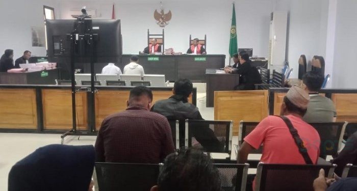 Dua terdakwa diduga salah tangkap ketika mengikuti sidang kedua yang berlangsung di PN Gorontalo, Selasa (16/1/2024). (Istimewa)