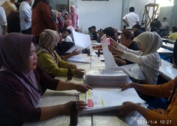 Proses sortir lipat kertas suara di KPU Kabupaten Gorontalo, Kamis (4/1/2024). (F. Abin/gopos)