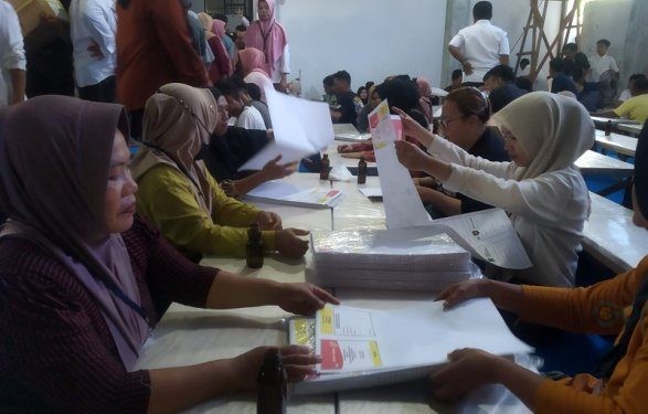 Proses sortir lipat kertas suara di KPU Kabupaten Gorontalo, Kamis (4/1/2024). (F. Abin/gopos)