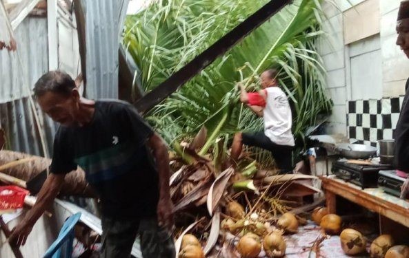 Kondisi dapur rumah milik Arifin Dunggio yang tertimpa pohon kepala, Minggu (14/1/2024).