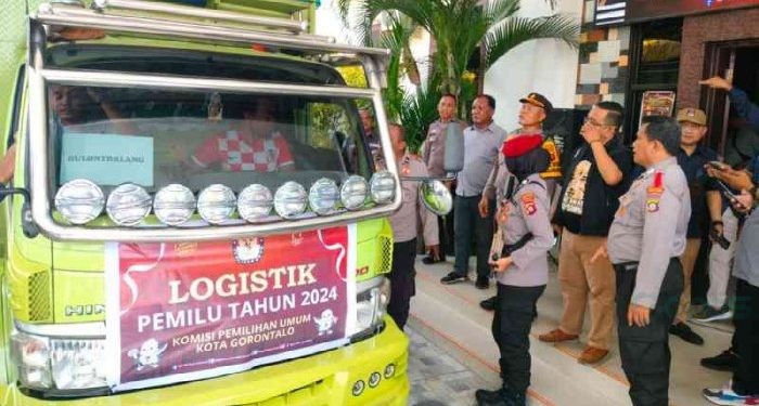 Komisi Pemilihan Umum Kota Gorontalo mulai mendistribusikan logisitik ke Kecamatan yang ada di Kota Gorontalo, Selasa (13/2/2024). (Foto: Putra/Gopos)