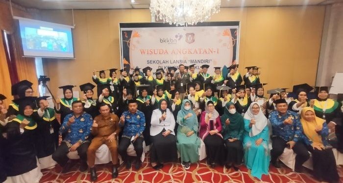 Sekolah Lansia Mandiri melantik 88 siswa siswi Lansia di Kelompok Bimbingan Kelompok Lansia (BKL) di Provinsi Gorontalo di Hotel Grand Q Kota Gorontalo, Senin (19/2/2024).