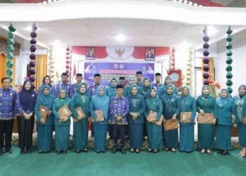 Fory Armin Nawai melantik ketua Tim Penggerak PKK, bunda paud, bunda baca dan bunda posyandu yang ada di beberapa kecamatan yang tersebar di Kabupaten Gorontalo di Rumah Dinas Bupati Gorontalo, Senin (19/2/2024)