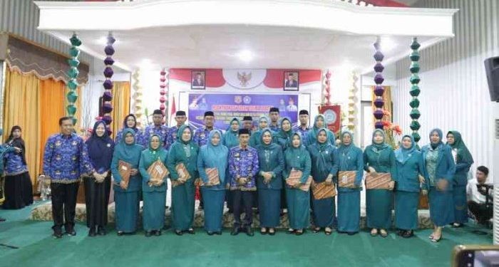 Fory Armin Nawai melantik ketua Tim Penggerak PKK, bunda paud, bunda baca dan bunda posyandu yang ada di beberapa kecamatan yang tersebar di Kabupaten Gorontalo di Rumah Dinas Bupati Gorontalo, Senin (19/2/2024)