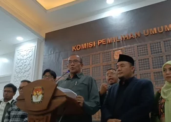 Ketua KPU Hasyim Asy'ari saat memberikan keterangan pers di Kantor KPU Jakarta, Rabu (14/2/2024). [Suara.com]
