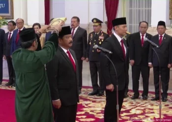 Ketua Umum Partai Demokrat Agus Harimurti Yudhoyono atau AHY dan Hadi Tjahjanto tengah mengucapkan sumpah jabatan sebagai Menteri ATR/BPN dan Menko Polhukam di Istana Negara, Jakarta, Rabu (21/2/2024). (Tangkap Layar)