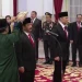 Ketua Umum Partai Demokrat Agus Harimurti Yudhoyono atau AHY dan Hadi Tjahjanto tengah mengucapkan sumpah jabatan sebagai Menteri ATR/BPN dan Menko Polhukam di Istana Negara, Jakarta, Rabu (21/2/2024). (Tangkap Layar)