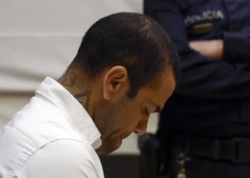 Arsip - Pesepakbola Brasil, Dani Alves melihat ke bawah selama persidangannya di Pengadilan Tinggi Catalonia di Barcelona, pada 5 Februari 2024. Mantan bintang Brasil Dani Alves telah dijatuhi hukuman 4,5 tahun penjara karena pemerkosaan, pengadilan Barcelona mengumumkan pada 22 Februari 2024. ALBERTO ESTÉVEZ / KOLAM RENANG / AFP.