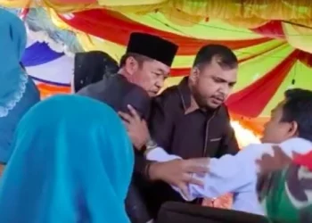 Tangkapan layar video Bupati dan Wakil Bupati Rokan Hilir nyaris adu jotos. [Ist]