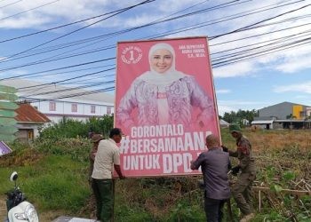 Bawaslu Pohuwato Bersama Sthekolder Terkait Tertibkan APK Dinilai Melanggar, di Kompleks Blok Plan Pohuwato, Kamis (1/2/2024). (Yusuf/Gopos)