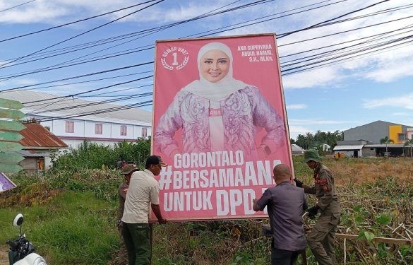 Bawaslu Pohuwato Bersama Sthekolder Terkait Tertibkan APK Dinilai Melanggar, di Kompleks Blok Plan Pohuwato, Kamis (1/2/2024). (Yusuf/Gopos)