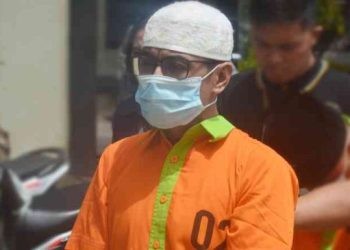 Tersangka SS oknum ASN di Gorontalo yang tega lecehkan adik ipar selama bertahun-tahun saat digiring di Polda Gorontalo, Selasa (6/2/2024).(F. Putra/gopos)