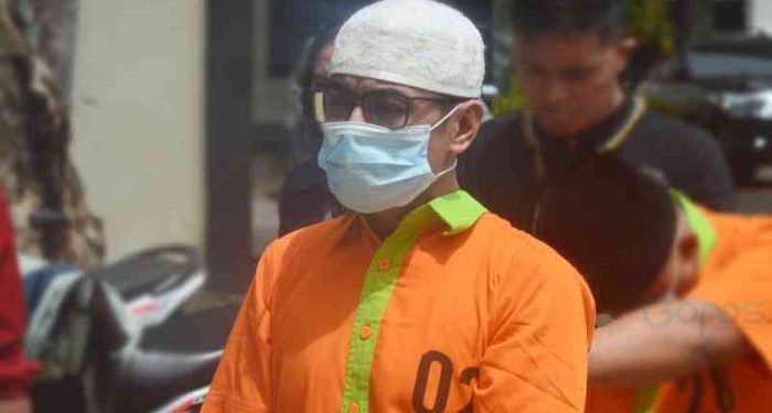 Tersangka SS oknum ASN di Gorontalo yang tega lecehkan adik ipar selama bertahun-tahun saat digiring di Polda Gorontalo, Selasa (6/2/2024).(F. Putra/gopos)