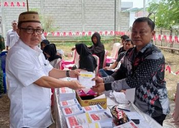 Wakil Ketua DPRD Provinsi Gorontalo Awaludin Pauweni saat menyalurkan hak suaranya di TPS 6 Desa Iluta, Kecamatan Batudaa, Kabupaten Gorontalo.