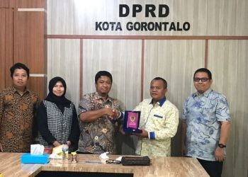 Anggota DPRD Kota Gorontalo Muksin Brekat saat menerima kunjungan Badan Keahlian Undang-Undang DPR RI dalam rangka penyusunan RUU Kota Gorontalo.
