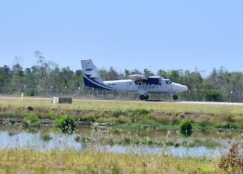 Pesawat Twin Otter DHC 6-300 milik maskapai SAM Air saat tiba di Bandara Panua Pohuwato dalam rangkaian uji coba, Ahad (18/2/2024).