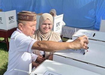 Bupati Pohuwato Saipul Mbuinga mencoblos di TPS 03 Desa Sipatana, Kecamatan Buntulia, Pohuwato.