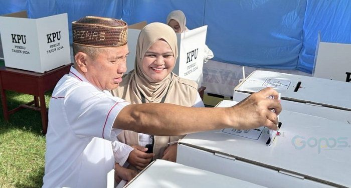 Bupati Pohuwato Saipul Mbuinga mencoblos di TPS 03 Desa Sipatana, Kecamatan Buntulia, Pohuwato.