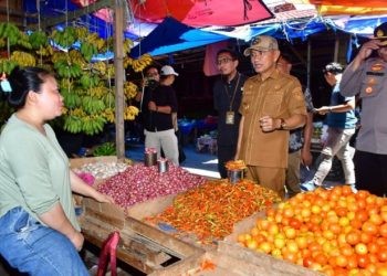 Bupati Pohuwato Saipul Mbuinga saat memantau harga bahan pokok di pasar tradisional Marisa, Selasa (27/2/2024)