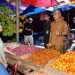Bupati Pohuwato Saipul Mbuinga saat memantau harga bahan pokok di pasar tradisional Marisa, Selasa (27/2/2024)