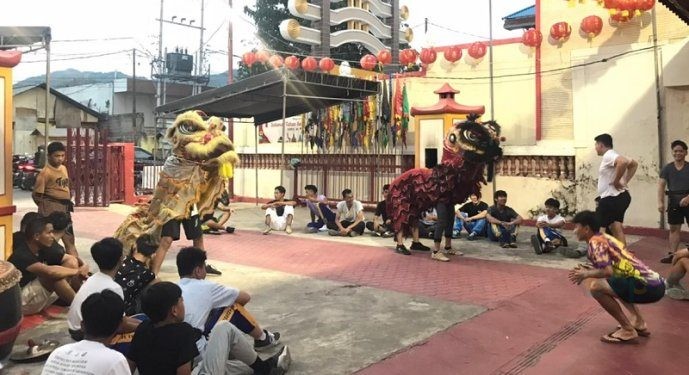 Warga etnis Tionghoa Gorontalo saat melakukan latihan Barongsai untuk perayaan Cap Go Meh di Klenteng Tulus Harapan Kita, Selasa (20/2/2024). (F. Rama/gopos)