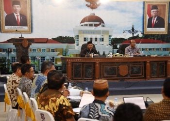 Penjagub Gorontalo Ismail Pakaya memberikan arahan pada rapat evaluasi proses dan percepatan pengadaan barang jasa pemerintah tahun anggaran 2024 di Ruangan Dulohupa Gubernuran Gorontalo, Jumat (2/2/2024). (Foto : Haris/Humasprov)