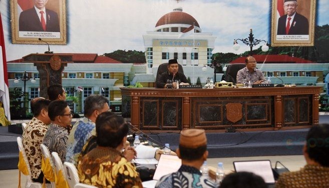 Penjagub Gorontalo Ismail Pakaya memberikan arahan pada rapat evaluasi proses dan percepatan pengadaan barang jasa pemerintah tahun anggaran 2024 di Ruangan Dulohupa Gubernuran Gorontalo, Jumat (2/2/2024). (Foto : Haris/Humasprov)