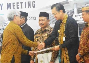 Penyerahan Rekomendasi LKPD oleh Kepala BPK Provinsi Gorontalo ke Wakil Wali Kota Gorontalo, Ryan Kono. (Putra/Gopos)