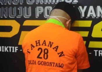 MAL (27) Oknum Guru di salah satu Sekolah Menengah Pertama (SMP) di Kota Gorontalo ditetapkan tersangka kasus sodomi oleh Polda Gorontalo. (Putra/Gopos)