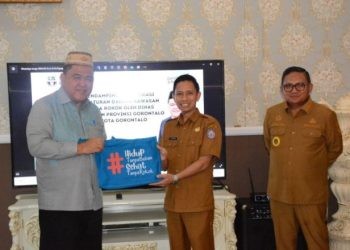 Dirjen P2P Kemenkes RI Maxi Rein Rondonuwu menyerahkan Kit Advokasi Peraturan Daerah Kawasan Tanpa Rokok (KTR) kepada Kepala Dinas Kesehatan Provinsi Gorontalo Anang S. Otoluwa disaksikan Walikota Gorontalo Marten Taha.(F. Dinkes Provinsi Gorontalo)