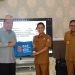 Dirjen P2P Kemenkes RI Maxi Rein Rondonuwu menyerahkan Kit Advokasi Peraturan Daerah Kawasan Tanpa Rokok (KTR) kepada Kepala Dinas Kesehatan Provinsi Gorontalo Anang S. Otoluwa disaksikan Walikota Gorontalo Marten Taha.(F. Dinkes Provinsi Gorontalo)