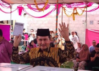Fadel Muhammad Salurkan Hak Pilihnya di TPS 07 Dulalowo Timur
