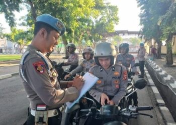 Anggota Bid Propam Polda Gorontalo saat operasi Gaktiblin di lingkungan Polda Gorontalo.