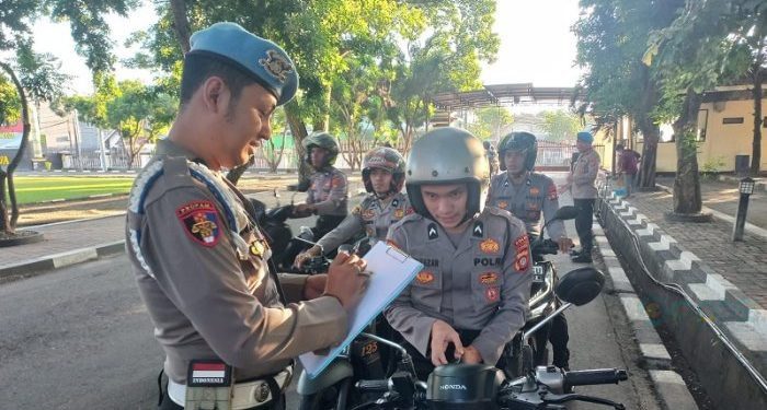 Anggota Bid Propam Polda Gorontalo saat operasi Gaktiblin di lingkungan Polda Gorontalo.